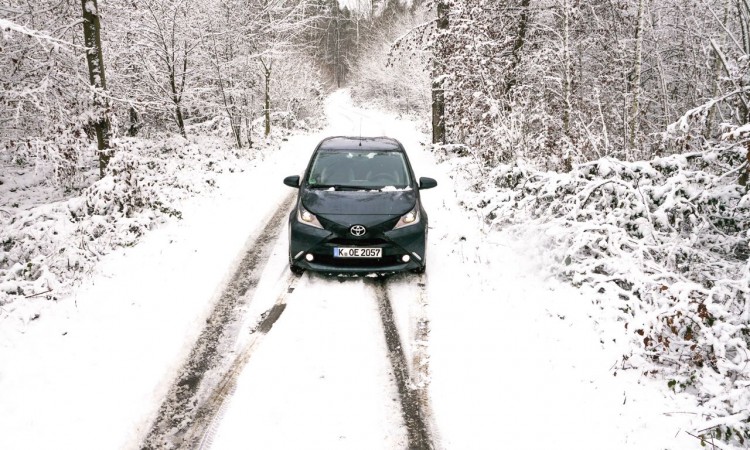 Toyota Aygo im Schnee