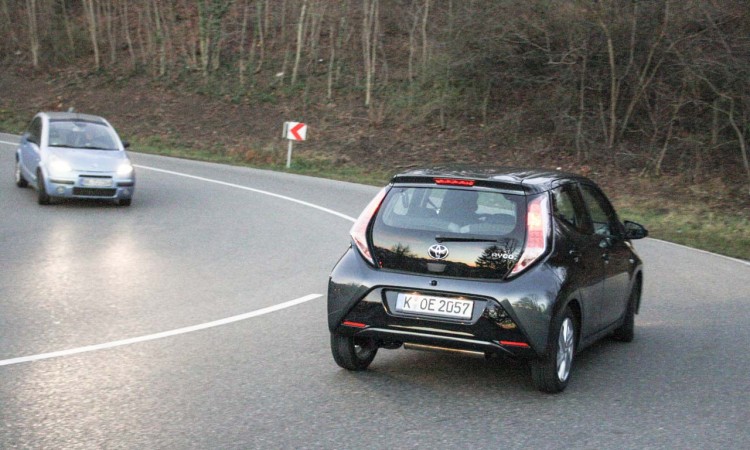 Toyota Aygo Fahrbericht: in der Kurve Toyota Aygo Fahrbericht: in der Kurve (Photo by Constantin A. V. Merk)