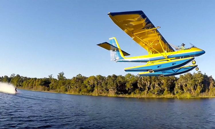 Wasserski Barfuß hinter Flugzeug