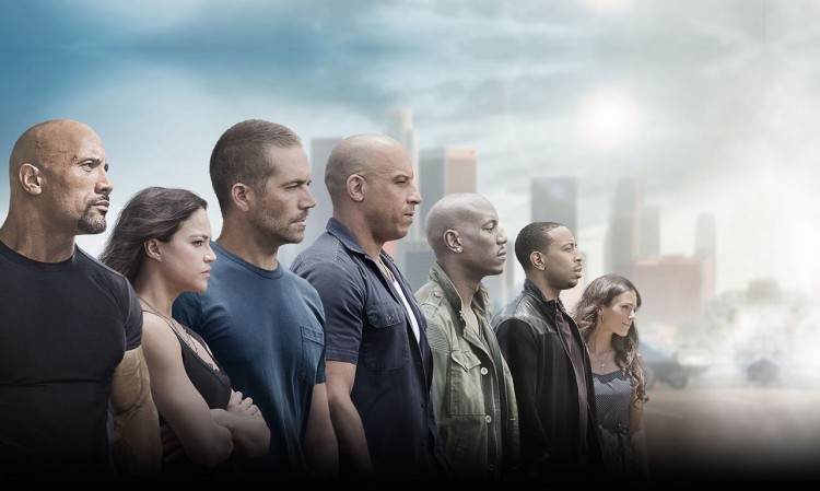 Fast and Furious 7 Schauspieler: Alle Helden in einem Film: Fast and Furious 7 mit den Darstellern Dwayne Johnson, Michelle Rodriguez, Paul Walker (bzw. sein Bruder), Vin Diesel, Tyrese Gibson, Chris „Ludacris“ Bridges, Jordana Brewster (v. l. n. r.)