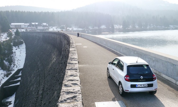 Renault Twingo im Fahrbericht auf dem Damm einer Talsperre im Schwarzwald