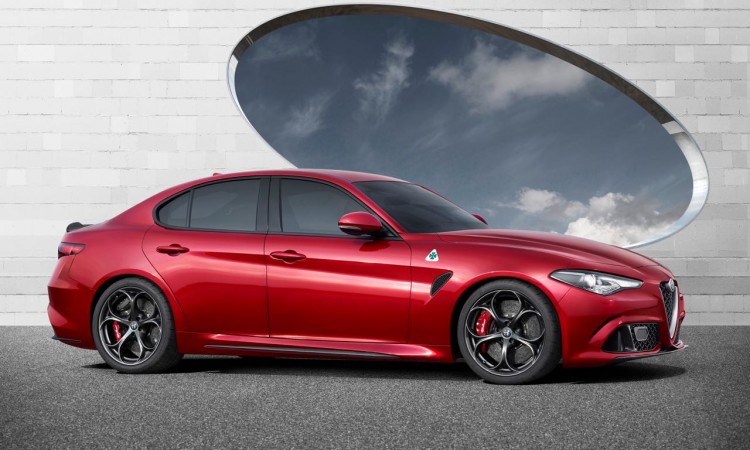 Und wenn der Alfa Romeo Giulia sich auch noch so fährt wie er aussieht, steht dem finanziellen Aspekt nichts im Wege, denn das Exterieur-Design ist rundum gelungen. Eine wohl tuende Abwechslung vom deutschen Einheitsbrei-Konsortium.