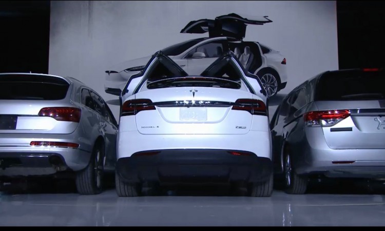 Tesla Model X (2016)