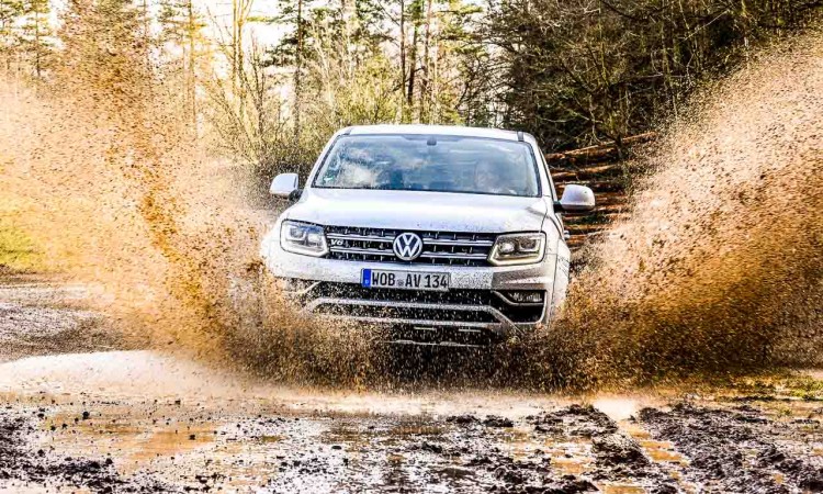 VW Amarok V6 bei einer Wasserdurchfahrt