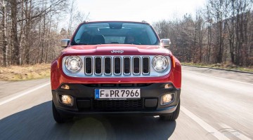 Jeep-Renegade-Limited-im-Test-Multijet-Fahrbericht-AUTOmativ-Genf-Geneva-Wien-Vienna-Stuttgart-Leonberg-Reise-Travel-Lifestyle-Benjamin-Brodbeck-Business-Class-Beinfreiheit-hinten-Glasdach