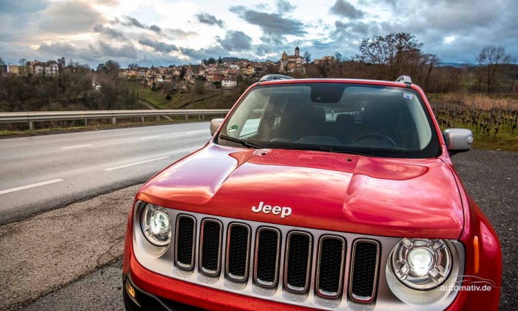 Jeep-Renegade-Limited-im-Test-Multijet-Fahrbericht-AUTOmativ-Genf-Geneva-Wien-Vienna-Stuttgart-Leonberg-Reise-Travel-Lifestyle-Benjamin-Brodbeck-Business-Class-Beinfreiheit-hinten-Glasdach