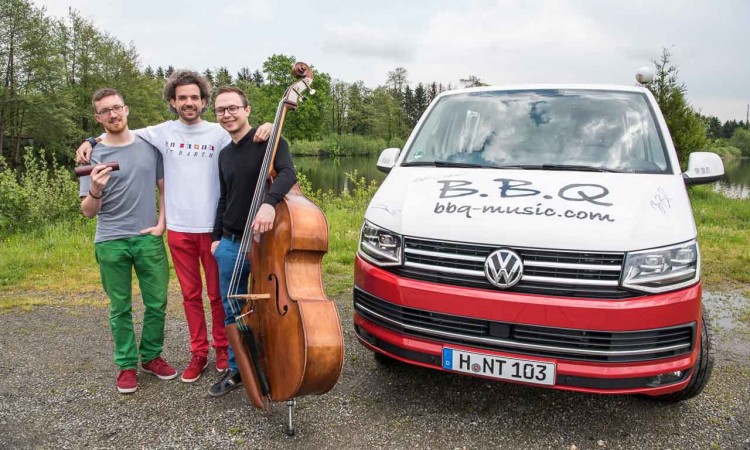 B.B.QJazz-mit-dem-neuen-VW-Bus-T6-auf-dem-Weg-zum-FIMU-in-Belfort-Frankreich-Musicfestival-Benjamin-Brodbeck-Jan-Staubach-Martin-Schmidt-BBQJazz-B.B.Q-bbq-music