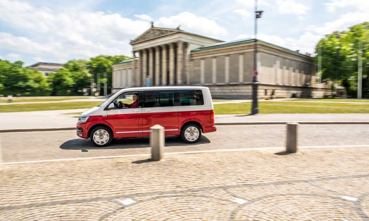 VW Multivan T6 Bus Generation Six AUTOmativ im Fahrbericht im Test Review Volkswagen Bus Bullie Benjamin Brodbeck