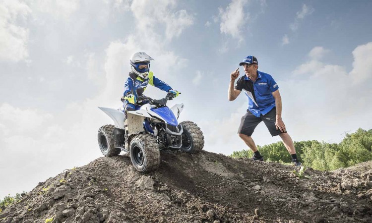 YAMAHA-YFZ50-Das-ATV-Quad-fuer-Kinder-die-gerne-im-Dreck-spielen-AUTOmativ.de-Benjamin-Brodbeck-Stefan-Emmerich