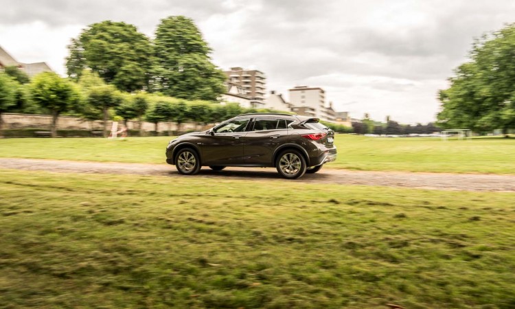 Neuer 2017 Infiniti QX30 im Test Fahrbericht von AUTOmativ.de und Benjamin Brodbeck Infiniti SUV Crossover Offroad Infiniti Q30