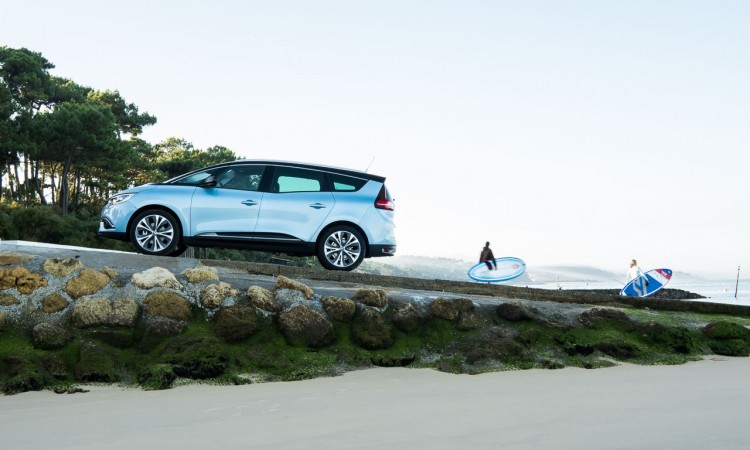 Renault-Grand-Scenic-Test-Fahrbericht-AUTOmativ.de-Benjamin-Brodbeck-Renault-Espace-Kofferraum-FamilienVan-Kompakt-Van-Familie-Bordeaux-Frankreich