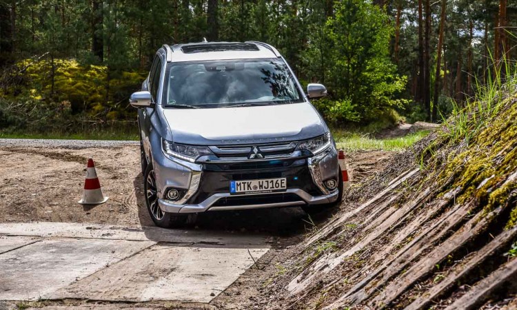 Mitsubishi Outlander PHEV Hybrid Plug-In-Hybrid im Test von AUTOmativ.de und Benjamin Brodbeck Stefan Emmerich Martin Schmidt