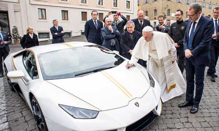 Lamborghini Huracan Papst Franziskus Versteigerung Vatikan AUTOmativ.de1 2 750x450 - Der optisch perfekt zu Papst Franziskus passende Lamborghini Huracán wird versteigert