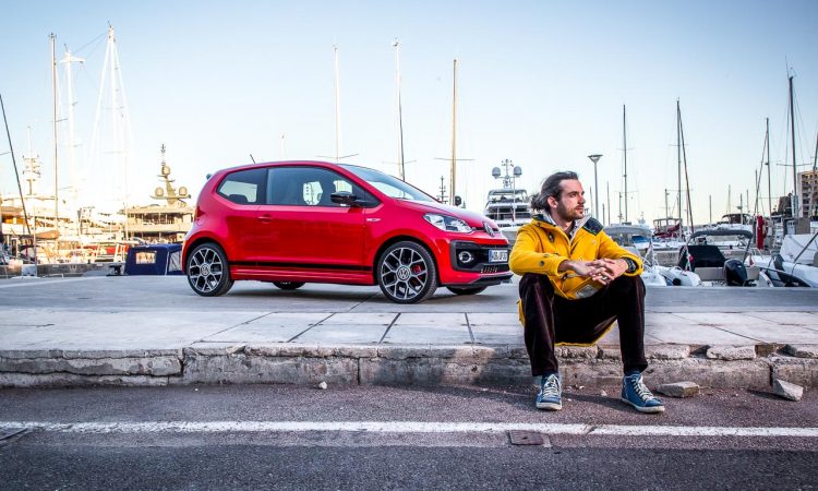 Benjamin Monaco upGTI Sitzend Hafen 750x450 - Erster Fahrbericht neuer VW up! GTI: Eher ein GT als ein GTI