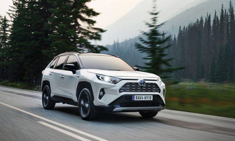 1Toyota RAV 4 Hybrid AUTOmativ.de 11 750x450 - Der neue Toyota RAV4 Hybrid startet bei 32.990 Euro