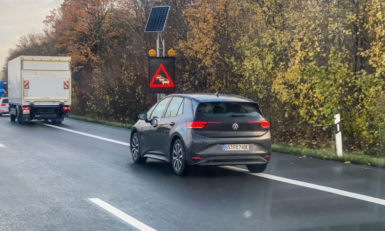 VW ID3 auf der Strasse 1 750x450 - Alle, die den neuen VW ID.3 in Schwarz bestellen, sind Langweiler!