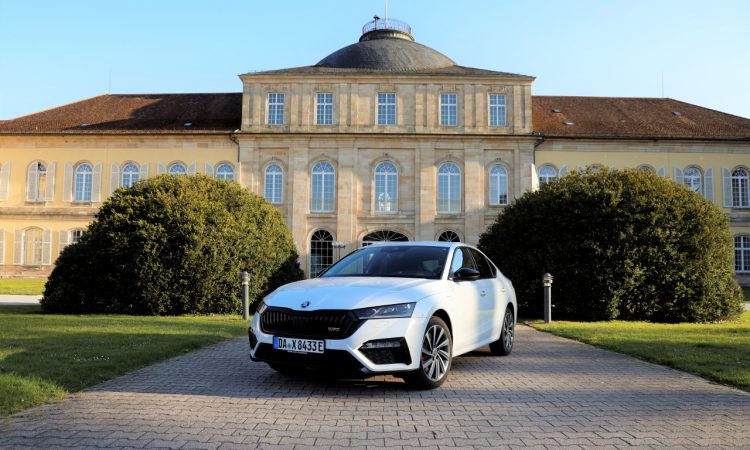 J2A2370 Titel 750x450 - Skoda Octavia RS iV (2021): Sportlich dank Plug-in Hybrid