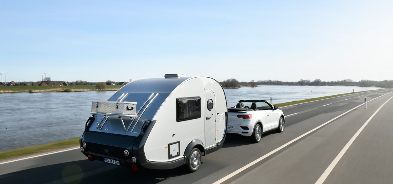 TaB 320 von Knaus Tabbert 650 Kg Mini Retro Wohnanhaenger mit VW T Roc Cabriolet R Line AUTOmativ 5 1280x600 - Ab in den Urlaub: Wohnanhänger T@B 320 "Offroad" von Knaus Tabbert kurz vorgestellt!