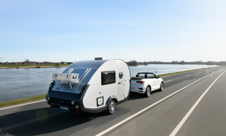 TaB 320 von Knaus Tabbert 650 Kg Mini Retro Wohnanhaenger mit VW T Roc Cabriolet R Line AUTOmativ 5 750x450 - Ab in den Urlaub: Wohnanhänger T@B 320 "Offroad" von Knaus Tabbert kurz vorgestellt!