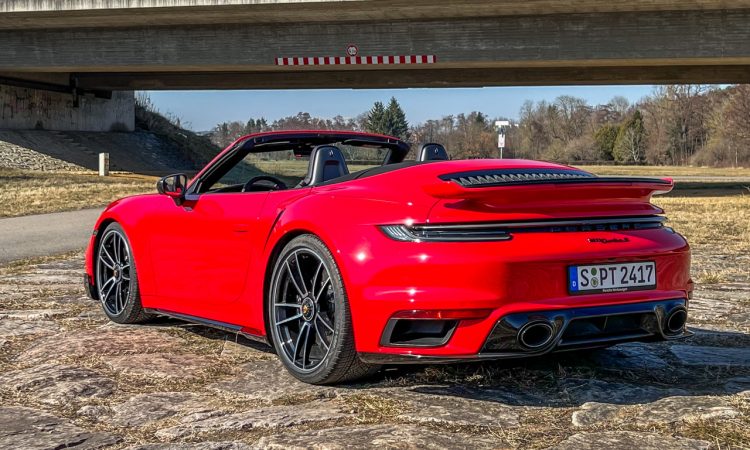 Porsche 911 Turbo S Cabriolet indischrot AUTOmativ.de 1 750x450 - Pure Gönnung: Das Frühjahr mit einem 250.000-Euro Porsche 911 Turbo S Cabriolet durchstarten!