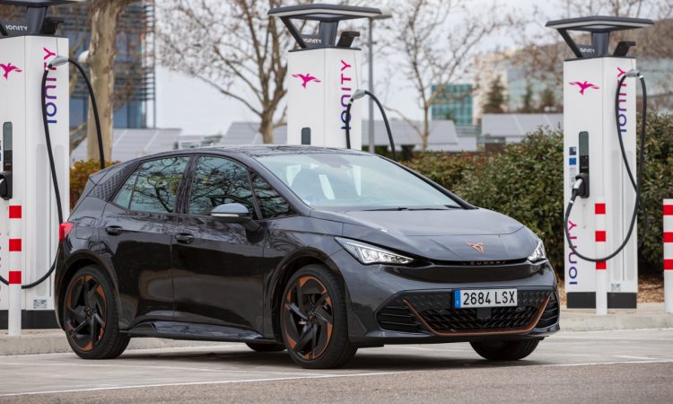 Cupra Born mit Plug Charge Technologie ab sofort Test wann zieht Volkswagen nach AUTOmativ.de 1 750x450 - Cupra Born: Plug & Charge kommt ab Mitte des Jahres