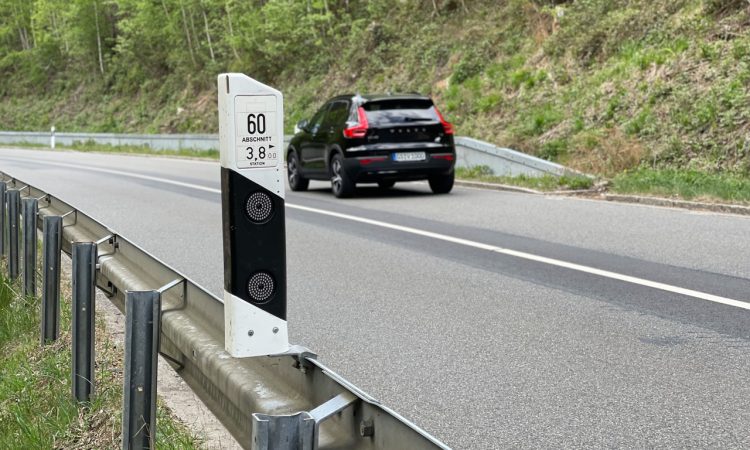 Leitpfosten in Deutschland was wir von ihnen lesen koennen Bake Landstrasse AUTOmativ.de Ratgeber 2 750x450 - Leitpfosten: Was wir von Ihnen alles lesen können - gerade im Notfall