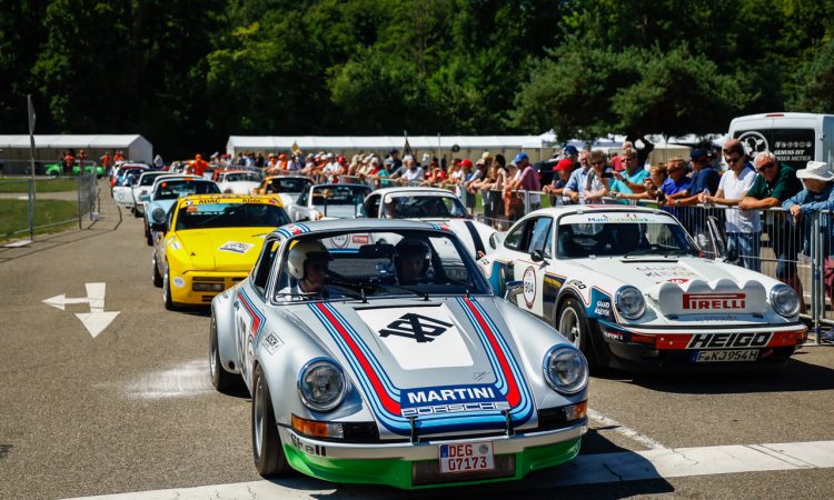 Solitude Revival 2022 Rennen Teilnehmer Veranstaltung Leonberg Stuttgart Solitude Rennstrecke Stuttgart Porsche Mercedes Benz AUTOmativ.de Stefan Emmerich 36 750x450 - Solitude Revival 2022: 100 Jahre alte Hasen, heiße Kisten und eine Portion Gelassenheit