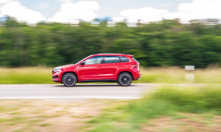 Skoda Karoq 2.0 TSI 4x4 Sportline 190 PS 2022 Karoq Facelift im Test Skoda Karoq Velvet Rot der GTI Skoda Fahrbericht mit Benjamin Brodbeck AUTOmativ.de 24 750x450 - Skoda Karoq 2.0 TSI 4x4 Sportline (2022) im Test: SUV mit bissle GTI