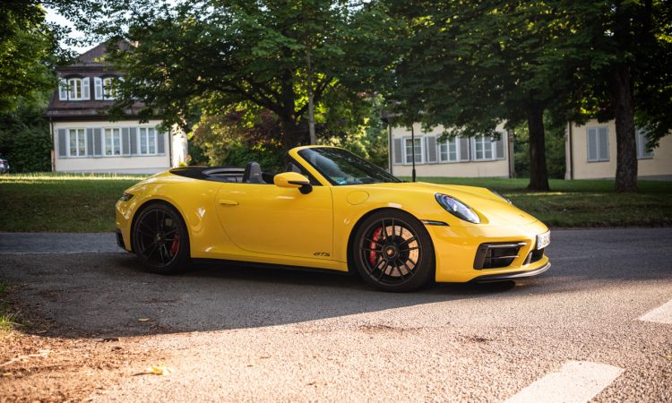 1 Porsche 911 Carrera GTS Cabriolet 992 2022 im Test und Fahrbericht Racing Yellow Fahrdynamik Ausstattung Preise Einordnung AUTOmativ.de Benjamin Brodbeck 8 750x450 - Fahrbericht Porsche 911 Carrera GTS Cabriolet (992) als Handschalter: Fast ein 911 Turbo