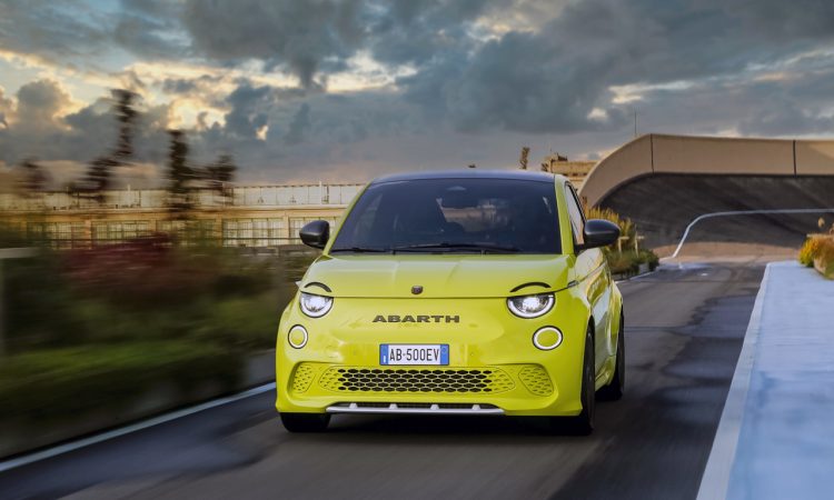 Abarth 500e Gewicht Leistung Performance 42 kWh Batterie Elektro 500 und Abarth wird jetzt elektrisch Abarth 500e Ein elektrischer Versuch Reichweite Preis Optik Design 5 750x450 - Abarth 500e: Ein elektrischer Versuch