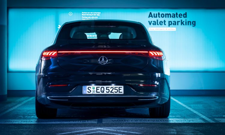 Mercedes EQS Autonomes Parken im Flughafen Stuttgart 2023 AUTOmativ.de 1 750x450 - Mercedes EQS: Autonomes Parken im Stuttgarter Flughafen-Parkhaus