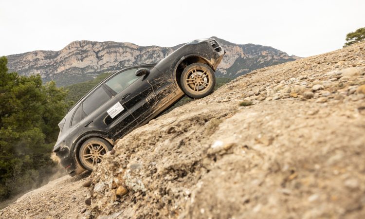 Porsche Cayenne 2023 Test Erlkoenig Dauertest Cayenne S mit V8 Motor AUTOmativ.de 1 750x450 - Sogar die S-Version mit V8! Porsche Cayenne Facelift ab Sommer 2023 beim Händler