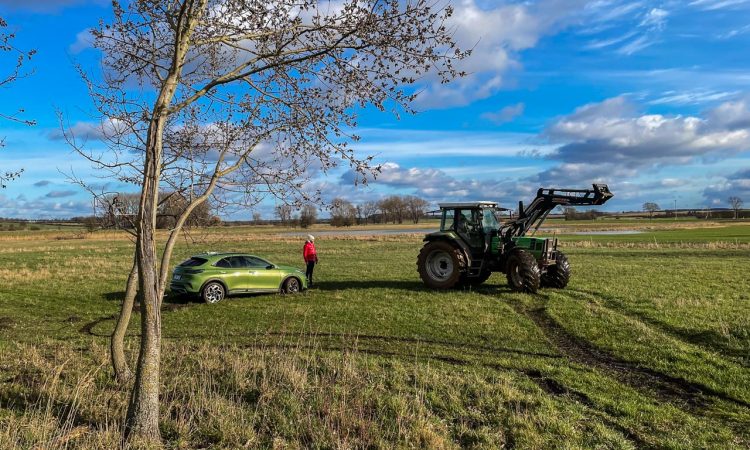 Kia XCeed GT Line Offroad AUTOmativ.de 1 1 750x450 - Lehre am Sonntag - Straßenreifen, Frontantrieb und matschige Wiese bedeutet: Traktor