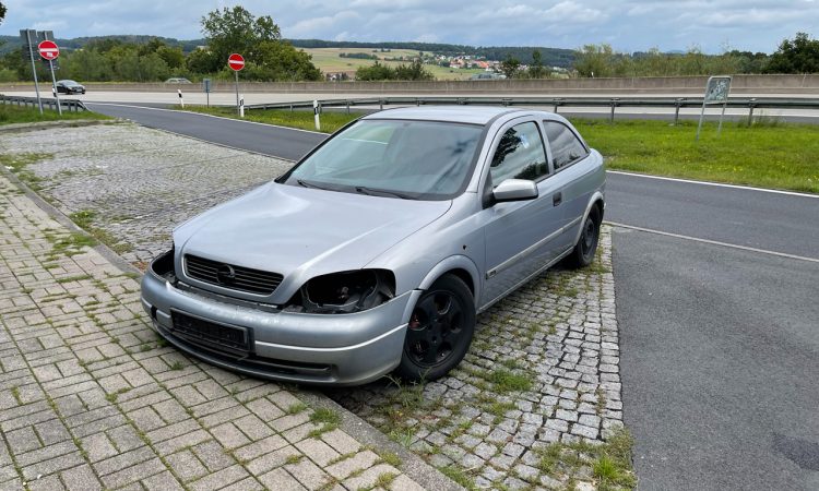 Autowrack Autobahnparkplatz Opel ausgebeint AUTOmativ.de 2 750x450 - Autowracks an Autobahnen: Eine Gefahr, ein Ärgernis und eine Herausforderung für die Polizei