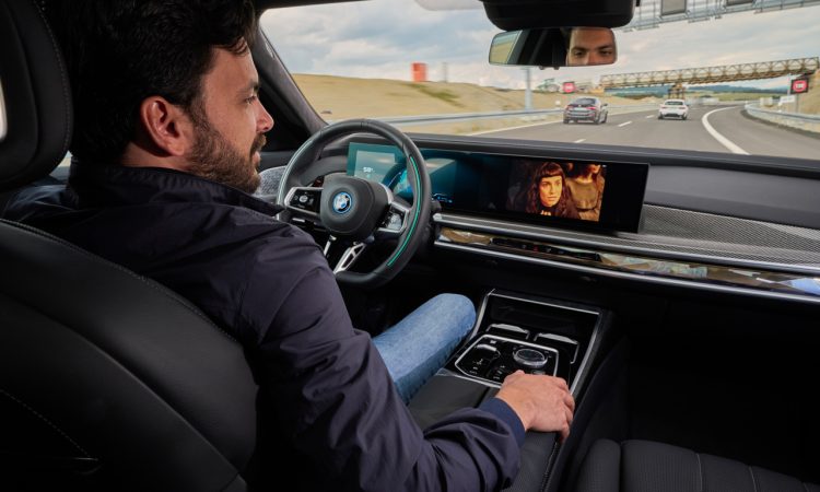 BMW 7er mit Level 3 ab Fruehjahr 2024 Filme schauen waehrend der Fahrt im neuen BMW 7er 2024 AUTOmativ.de 3 750x450 - BMW 7er mit Level 3 ab sofort für Frühjahr 2024 bestellbar: Filme schauen während der Fahrt