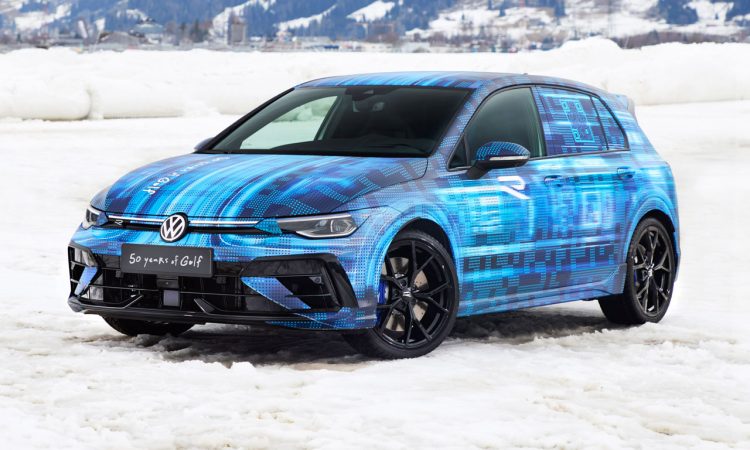 VW Golf R Facelift 2024 mit 333 PS und leicht aggressiverer Optik neuer VW Golf R in Zell am See beim FAT Ice Race 2024 AUTOmativ.de 3 750x450 - VW Golf R Facelift (2024) mit 333 PS und aggressiverer Optik ab Herbst 2024 beim Händler