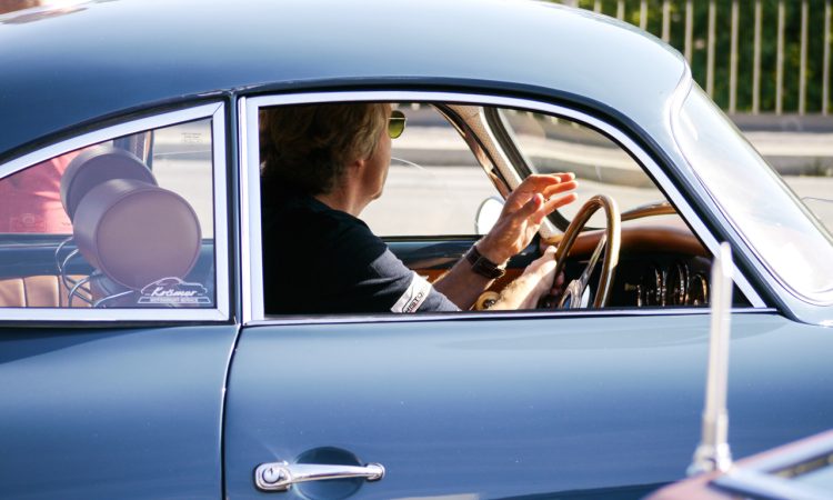 Ratgeber Sonnenbrille beim Autofahren wann drohen Bussgelder AUTOmativ.de Ratgeber Cars and Coffee Stuttgart 1 750x450 - Ratgeber: Sonnenbrille beim Autofahren - wann drohen Bußgelder?