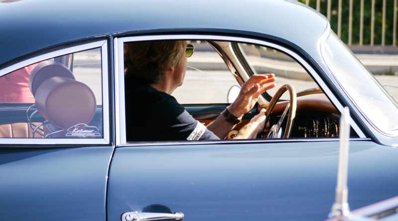 Ratgeber Sonnenbrille beim Autofahren wann drohen Bussgelder AUTOmativ.de Ratgeber Cars and Coffee Stuttgart 1 800x445 - Ratgeber: Sonnenbrille beim Autofahren - wann drohen Bußgelder?