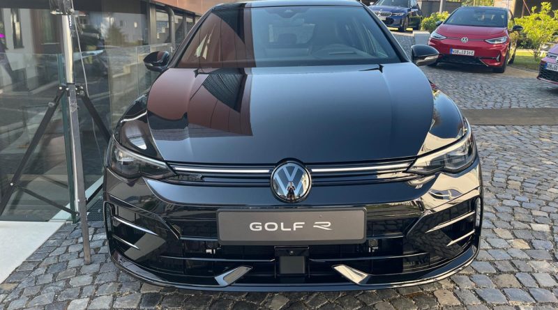 VW Golf R 2024 Black Edition AUTOmativ.de News Volkswagen Golf R Facelift 4 800x445 - VW Golf R und Golf R Variant Facelift (2024) mit 333 PS und DCC in Serie