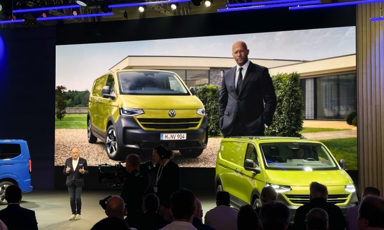 Neuer Volkswagen VW Transporter und Caravelle 2024 in der siebten Generation Weltpremiere auf der IAA Nutzfahrzeuge 2024 VW Transporter 2024 AUTOmativ.de 18 750x450 - Social Media: Harsche Kritik - VW's neuer Bulli auf Ford-Basis überzeugt nicht