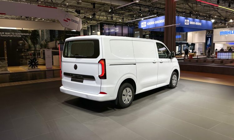 Neuer Volkswagen VW Transporter und Caravelle 2024 in der siebten Generation Weltpremiere auf der IAA Nutzfahrzeuge 2024 VW Transporter 2024 AUTOmativ.de 2 750x450 - Social Media: Harsche Kritik - VW's neuer Bulli auf Ford-Basis überzeugt nicht