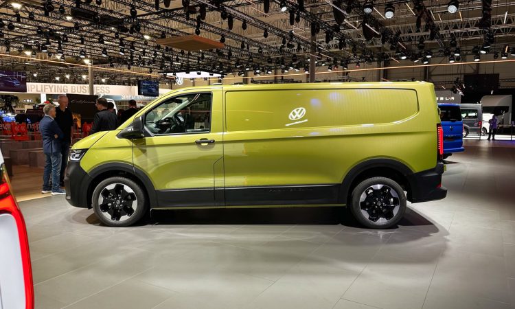 Neuer Volkswagen VW Transporter und Caravelle 2024 in der siebten Generation Weltpremiere auf der IAA Nutzfahrzeuge 2024 VW Transporter 2024 AUTOmativ.de 21 750x450 - Social Media: Harsche Kritik - VW's neuer Bulli auf Ford-Basis überzeugt nicht