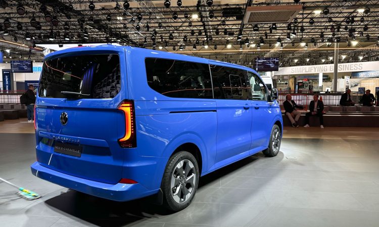 Neuer Volkswagen VW Transporter und Caravelle 2024 in der siebten Generation Weltpremiere auf der IAA Nutzfahrzeuge 2024 VW Transporter 2024 AUTOmativ.de 23 750x450 - Social Media: Harsche Kritik - VW's neuer Bulli auf Ford-Basis überzeugt nicht