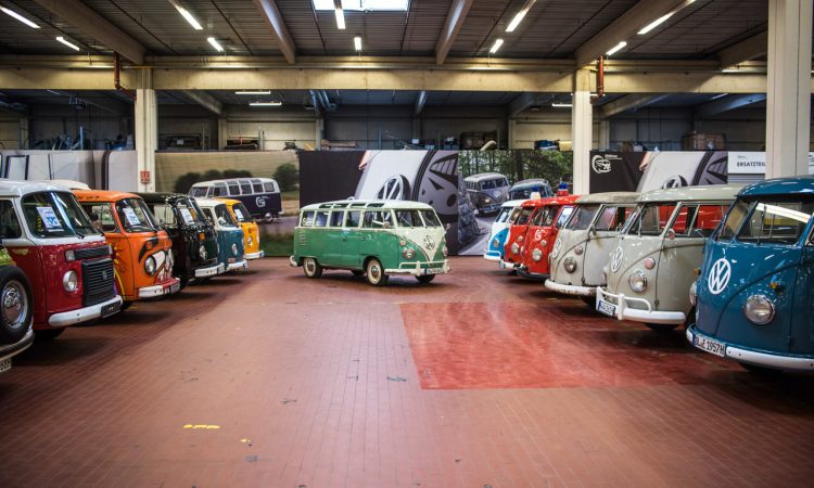 Volkswagen Hannover Heilige Hallen von VW Nutzfahrzeuge VW Bulli 50 Jahre Jubilaeum VW Bulli Geschichte VW Bulli VW Bus T7 VW Bus AUTOmativ.de 2 750x450 - Wir feiern 75 Jahre Bulli! Die Geschichte einer automobilen Ikone